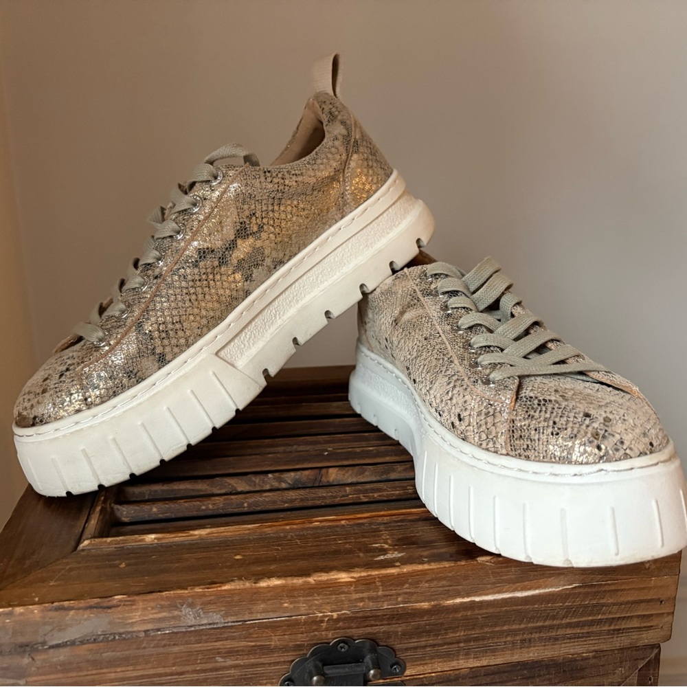 J/Slides Roger Lace Up Low Top Platform Sneakers Natural Emboss Champagne & Gold